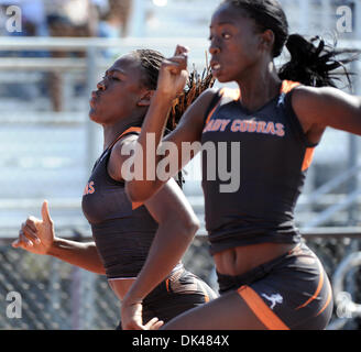 Mar. 26, 2011 - Ft. Lauderdale, FL - Florida, USA - Etats-Unis - Comfort Gebor (gauche) de Boyd Anderson tente de tenir à distance son coéquipier Kali Davis-White durant la deuxième chaleur des filles 100 mètres à la BCAA County d'athlétisme tenue à Dillard High. 3/26/11. Jim Rassol, Sun Sentinel. (Crédit Image : © Sun-Sentinel/ZUMAPRESS.com) Banque D'Images