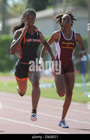 Mar. 26, 2011 - Ft. Lauderdale, FL - Florida, USA - Etats-Unis - Shayla Sanders de Boyd Anderson (à gauche) détient au large de Camree Jackson de Hallendale dans la première épreuve de la filles 100 mètres à la BCAA County d'athlétisme tenue à Dillard High. 3/26/11. Jim Rassol, Sun Sentinel. (Crédit Image : © Sun-Sentinel/ZUMAPRESS.com) Banque D'Images