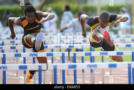 Mar. 26, 2011 - Ft. Lauderdale, FL - Florida, USA - Etats-Unis - Bruce Barclay de Boyd Anderson (à gauche) batailles Joseph McClary de saint Thomas, dans la seconde la chaleur des garçons 110 m haies au comté de BCAA d'athlétisme tenue à Dillard High. 3/26/11. Jim Rassol, Sun Sentinel. (Crédit Image : © Sun-Sentinel/ZUMAPRESS.com) Banque D'Images