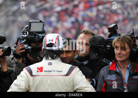 26 mars 2011 - Melbourne, Victoria, Australie - Sergio Perez Mendoza (Mexique) de la Sauber F1 Team donne des interviews après sa séance de qualifications de la Formule 1 2011 Grand Prix d'Australie au circuit d'Albert Park, Melbourne, Australie. (Crédit Image : © basse Sydney/global/ZUMAPRESS.com) Southcreek Banque D'Images