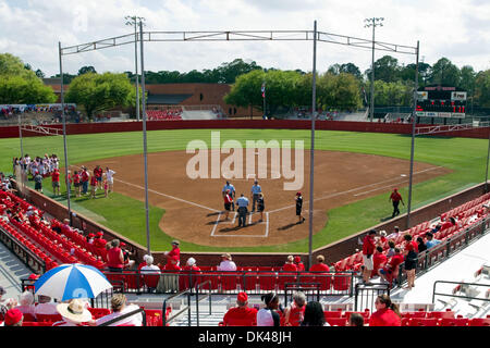 Mar. 26, 2011 - Lafayette, Louisiane, États-Unis - 26 mars 2011 ; Troy à Louisiana-Lafayette ; les deux équipes entraîneurs, les files d'échange avant le jeu ; la Ragin Cajuns a gagné le match 8-0 (Image Crédit : © John Korduner/ZUMAPRESS.com) Southcreek/mondial Banque D'Images