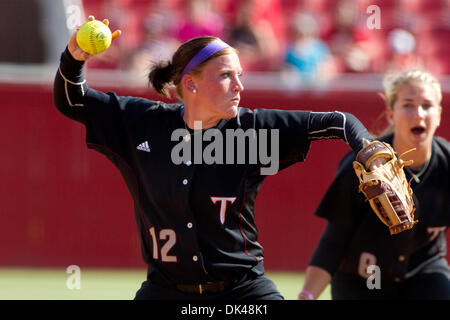 Mar. 26, 2011 - Lafayette, Louisiane, États-Unis - 26 mars 2011 ; à Troy Troy ; Louisiana-Lafayette pitcher Morgan Grove (12) lance la pâte ; La Ragin Cajuns a gagné le match 8-0 (Image Crédit : © John Korduner/global/ZUMAPRESS.com) Southcreek Banque D'Images