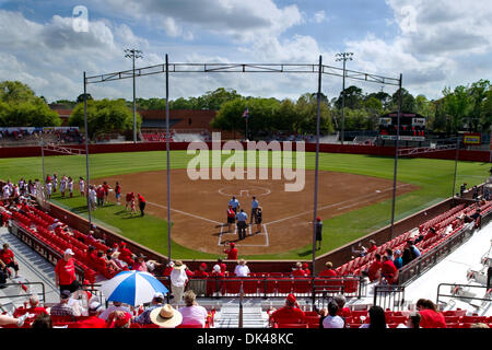 Mar. 26, 2011 - Lafayette, Louisiane, États-Unis - 26 mars 2011 ; Troy à Louisiana-Lafayette ; les deux équipes entraîneurs, les files d'échange avant le jeu ; la Ragin Cajuns a gagné le match 8-0 (Image Crédit : © John Korduner/ZUMAPRESS.com) Southcreek/mondial Banque D'Images