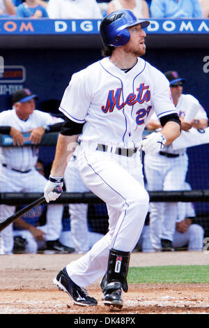 Mar. 26, 2011 - Port Saint Lucie, Floride, États-Unis - New York Mets joueur Davis Ike (29) obtient un succès contre les Braves d'Atlanta au cours d'une ligue de pamplemousse à jeu d'entraînement du printemps à Port Tradition Field St. Lucie, FL. Mets défait 8-2 Braves. (Crédit Image : © Debby Wong/ZUMAPRESS.com) Southcreek/mondial Banque D'Images