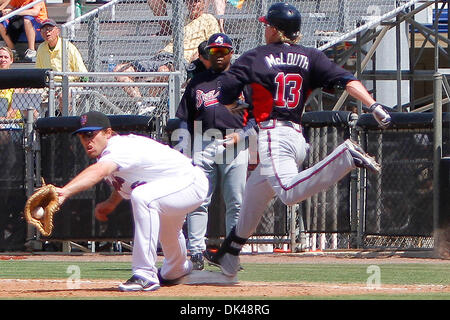 Mar. 26, 2011 - Port Saint Lucie, Floride, États-Unis - New York Mets joueur Davis Ike (29) Les champs un lancer comme Atlanta Braves champ centre Nate McLouth (13) traverse le premier but lors d'un match d'entraînement de printemps de la Ligue des pamplemousses au domaine de la tradition à Port Saint Lucie, FL. Mets défait 8-2 Braves. (Crédit Image : © Debby Wong/ZUMAPRESS.com) Southcreek/mondial Banque D'Images