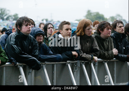 Devant un auditoire de Duke Spirit groupe jouant au festival de Glastonbury 2004. Banque D'Images