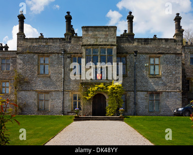 L'extérieur de l'hôtel de Tissington un début 17ème siècle manoir jacobéen dans village Tissington près de Ashbourne Derbyshire UK Banque D'Images