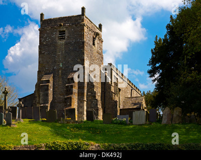 L'église St Mary village Tissington Peak District Derbyshire Dales England UK une église normande avec ajouts victoriens Banque D'Images