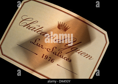 Ombre d'encanteurs marteau sur 1976 Chateau d'Yquem vin blanc label English Premier Cru Supérieur Sauternes Bordeaux France Banque D'Images