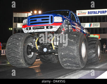 Mar. 26, 2011 - Houston, Texas, États-Unis d'Amérique - Sommet des équipements de course Dan Runte conducteur de Bigfoot tire un wheelie au cours de la voiture-Dragpalooza ADRL VII faites glisser les races, qui ont eu lieu à l'Violet royal Raceway de Baytown, au Texas. (Crédit Image : © Dan Wozniak/ZUMAPRESS.com) Southcreek/mondial Banque D'Images