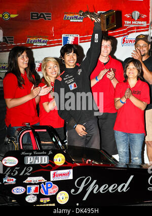 Mar. 26, 2011 - Houston, Texas, États-Unis d'Amérique - Pro Junior Dragster gagnant Henry Canales (4512) célèbre dans le cercle des gagnants après la voiture-Dragpalooza ADRL VII faites glisser les races, qui ont eu lieu à l'Violet royal Raceway de Baytown, au Texas. (Crédit Image : © Dan Wozniak/ZUMAPRESS.com) Southcreek/mondial Banque D'Images