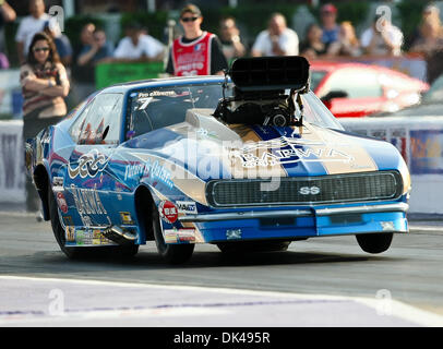 Mar. 26, 2011 - Houston, Texas, États-Unis d'Amérique - Extreme Pro driver Todd Tutterow (7) dans sa Camaro 1968 fait une passe au cours de la voiture-Dragpalooza ADRL VII faites glisser les races, qui ont eu lieu à l'Violet royal Raceway de Baytown, au Texas. (Crédit Image : © Dan Wozniak/ZUMAPRESS.com) Southcreek/mondial Banque D'Images