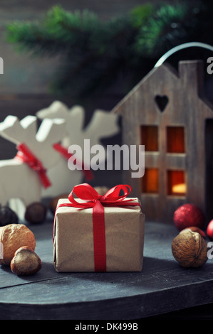Décorations de Noël avec des coffrets cadeaux et des lanternes sur fond de bois Banque D'Images