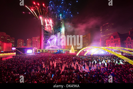 TORONTO - Le 30 novembre : Les gens regardent les lumières et feu d'artifice au Nathan Phillips Square de Toronto, Canada le 30 novembre 20 Banque D'Images