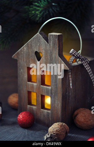 Noël lanterne en forme de petite maison en bois avec bougie à l'intérieur Banque D'Images