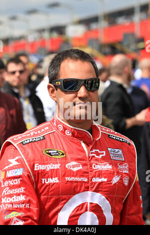 27 mars 2011 - Fontana, Californie, États-Unis - Juan Montoya (42) Promenades à sa voiture à l'Auto Club 400 à Fontana (Californie) (Crédit Image : © Josh Chapelle/ZUMAPRESS.com) Southcreek/mondial Banque D'Images