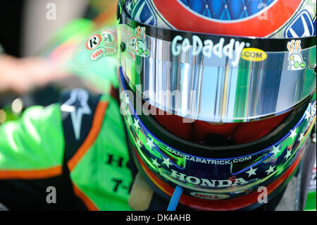 27 mars 2011 - Saint Petersburg, Floride, États-Unis - IZOD IndyCar Danica Patrick conducteur d'Andretti Autosport (7) monte sur le siège de sa voiture Indy quelques instants avant le début de la course sur le Grand Prix Honda de Saint-Pétersbourg, à Saint-Pétersbourg, en Floride. Danica a terminé la course en 12e place. (Crédit Image : © Scott Kelby/ZUMAPRESS.com) Southcreek/mondial Banque D'Images