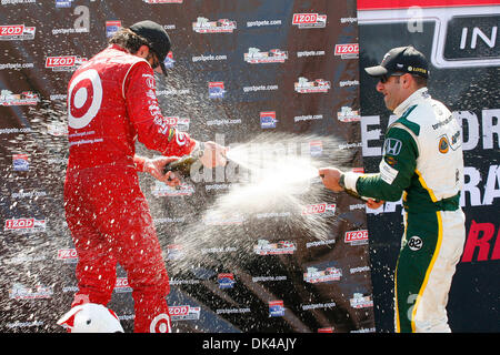 27 mars 2011 - St.Petersburg, Floride, États-Unis - IZOD IndyCar Dario Franchitti pilote de Target Chip Ganassi Racing (10) et IZOD IndyCar Tony Kanaan pilote de course Technology-Lotus (82 KV) célébrer par pulvérisation dans chaque autre avec champagne après le Grand Prix Honda de Saint-Pétersbourg. Franchitti a remporté la course et Kanaan est arrivé en troisième place. (Crédit Image : © Luke Johnson/Southcreek/ Mondial Banque D'Images