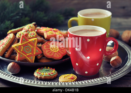 Deux tasses de chocolat chaud et des biscuits au gingembre sur un fond de bois Banque D'Images