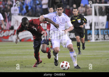 Mar. 29, 2011 - Nashville, Tennessee, United States of America - USA Milieu Maurice Edu (7) et le Paraguay Milieu Cristian Riveros (16) lutte pour la position que la coupe de football match amical international au LP Field de Nashville Tennessee entre le Paraguay et les États-Unis. Le Paraguay à l'encontre de l'United States 1 - 0. (Crédit Image : © Danny Reise/ZUMAPRESS.com) Southcreek/mondial Banque D'Images