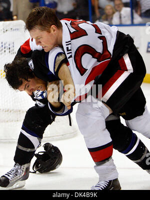 Mar. 29, 2011 - Tampa, FL - DIRK SHADD | fois .SP 332736    08 SHAD LA FOUDRE (03/29/11) TAMPA Tampa Bay Steve Downie (9) gouttes les gants et se bat contre les Sénateurs d'Ottawa Chris Neil (25) au cours de la troisième période de l'action Saint Pete Times Forum à Tampa mardi soir (03/29/11). Downie prit une pénalité majeure de cinq minutes pour le combat. Neil a obtenu les plus Banque D'Images