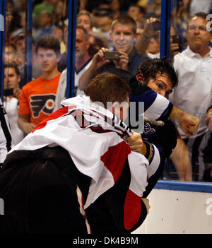 Mar. 29, 2011 - Tampa, FL - DIRK SHADD | fois .SP 332736    LIGHTNING SHAD 09 (03/29/11) TAMPA Tampa Bay Steve Downie (9) gouttes les gants et se bat contre les Sénateurs d'Ottawa Chris Neil (25) au cours de la troisième période de l'action Saint Pete Times Forum à Tampa mardi soir (03/29/11). Downie prit une pénalité majeure de cinq minutes pour le combat. Neil a obtenu les plus Banque D'Images