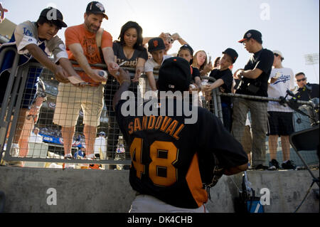 31 mars 2011 - Los Angeles, Californie, USA - Giants de troisième but Pablo Sandoval, signe des autographes avant le jeudi soir, jour d'ouverture d'un match de baseball entre les Giants de San Francisco et Los Angeles Dodgers au Dodger Stadium à Los Angeles, Californie le 31 mars 2011 (Crédit Image : © Sacramento Bee/ZUMAPRESS.com) Banque D'Images