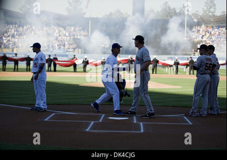 31 mars 2011 - Los Angeles, Californie, USA - Dodger manager Don Mattingly et géants Bruce Bochy agiter la main avant le jeudi soir, jour d'ouverture d'un match de baseball entre les Giants de San Francisco et Los Angeles Dodgers au Dodger Stadium à Los Angeles, Californie le 31 mars 2011 (Crédit Image : © Sacramento Bee/ZUMAPRESS.com) Banque D'Images