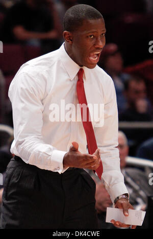 Mar. 31, 2011 - New York, New York, États-Unis - Alabama Crimson Tide Head coach Anthony Grant à l'écart contre le Wichita State Shockers au second semestre au cours du tournoi national sur invitation Championnat match au Madison Square Garden de New York, NY. Wichita State battu Alabama 66-57. (Crédit Image : © Debby Wong/ZUMAPRESS.com) Southcreek/mondial Banque D'Images