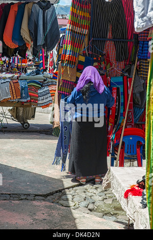 Marché principal vendant des tissus à Otavalo Equateur Banque D'Images