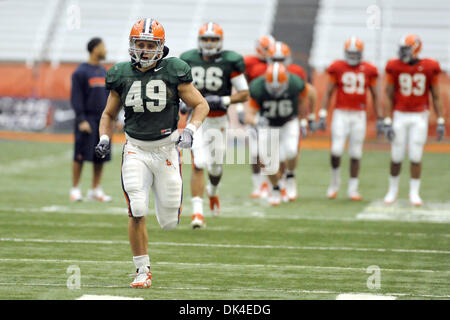 2 avril 2011 - Syracuse, New York, United States of America - Syracuse Orange fullback Adam Harris (49) s'exécute pendant l'échauffement lors d'une session pratique printemps au Carrier Dome à Syracuse, New York. (crédit Image : © Michael Johnson/ZUMAPRESS.com) Southcreek/mondial Banque D'Images