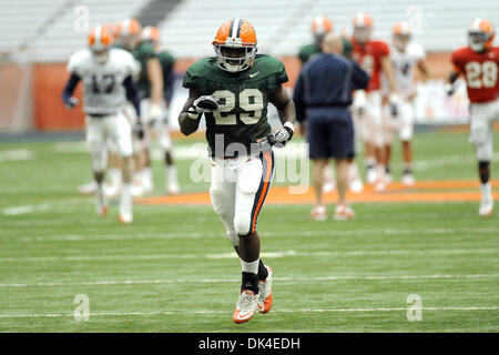 2 avril 2011 - Syracuse, New York, United States of America - Syracuse Orange d'utiliser de nouveau Serge Thériault Bailey (29) reprend sa course pendant l'échauffement pendant le printemps pratique au Carrier Dome à Syracuse, New York. (crédit Image : © Michael Johnson/ZUMAPRESS.com) Southcreek/mondial Banque D'Images