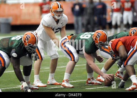 2 avril 2011 - Syracuse, New York, United States of America - Syracuse Orange quart-arrière Ryan Nassib (12) s'aligne sous le centre comme l'infraction mêlées la défense au cours de la pratique du printemps au Carrier Dome à Syracuse, New York. (crédit Image : © Michael Johnson/ZUMAPRESS.com) Southcreek/mondial Banque D'Images