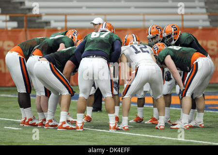 2 avril 2011 - Syracuse, New York, United States of America - Syracuse Orange quart-arrière Ryan Nassib (12) appelle la jouer dans le caucus que l'infraction mêlées la défense au cours de la pratique du printemps au Carrier Dome à Syracuse, New York. (crédit Image : © Michael Johnson/ZUMAPRESS.com) Southcreek/mondial Banque D'Images