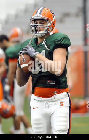 2 avril 2011 - Syracuse, New York, United States of America - Syracuse Orange receveur Cody Morgan (81) joue sur la touche de capture au printemps pratique au Carrier Dome à Syracuse, New York. (crédit Image : © Michael Johnson/ZUMAPRESS.com) Southcreek/mondial Banque D'Images