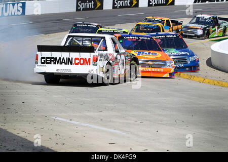 2 avril 2011 - Martinsville, Virginie, États-Unis - à la NASCAR Camping World Truck Series Kroger 250, Camping World Truck Series driver Todd Bodine (30) extrait de côté avec Camping World Truck Series driver Kevin Harvick (2) juste derrière. Johnny Sauter a remporté l'épreuve avec deux tours à gauche après la supplantation Kyle Busch pour la victoire. (Crédit Image : © Jim Dedmon/ZUMAPRESS.com) Southcreek/mondial Banque D'Images