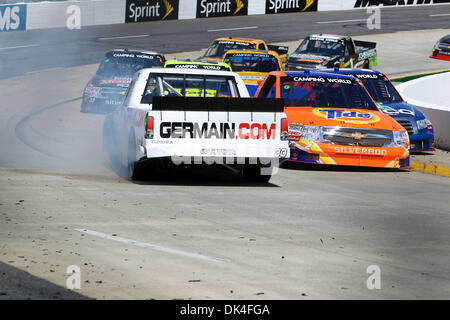 2 avril 2011 - Martinsville, Virginie, États-Unis - à la NASCAR Camping World Truck Series Kroger 250, Camping World Truck Series driver Todd Bodine (30) extrait de côté avec Camping World Truck Series driver Kevin Harvick (2) juste derrière.Johnny Sauter a remporté l'épreuve avec deux tours à gauche après la supplantation Kyle Busch pour la victoire. (Crédit Image : © Jim Dedmon/ZUMAPRESS.com) Southcreek/mondial Banque D'Images