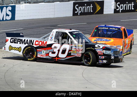 2 avril 2011 - Martinsville, Virginie, États-Unis - à la NASCAR Camping World Truck Series Kroger 250, Camping World Truck Series driver Todd Bodine (30) extrait de côté avec Camping World Truck Series driver Kevin Harvick (2) juste derrière. Johnny Sauter a remporté l'épreuve avec deux tours à gauche après la supplantation Kyle Busch pour la victoire. (Crédit Image : © Jim Dedmon/ZUMAPRESS.com) Southcreek/mondial Banque D'Images