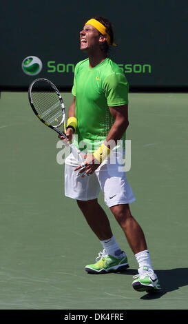 Avril 3, 2011 - New York, États-Unis - Key Biscayne, Floride..finale chez les hommes de la Sony Ericsson Open ..Rafael Nadal (ESP) réagit à la perte d'un point dans le premier jeu. contre Novak Djokovic (SRB). Djokovic a gagné 4-6, 6-3, 7-6. (Crédit Image : © Allen Eyestone/Le Palm Beach Post/ZUMAPRESS.com) Banque D'Images