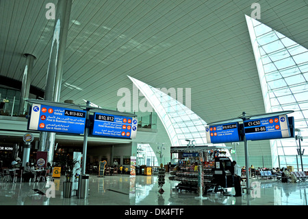 Terminal futuriste l'aéroport international de Dubaï ÉMIRATS ARABES UNIS Banque D'Images