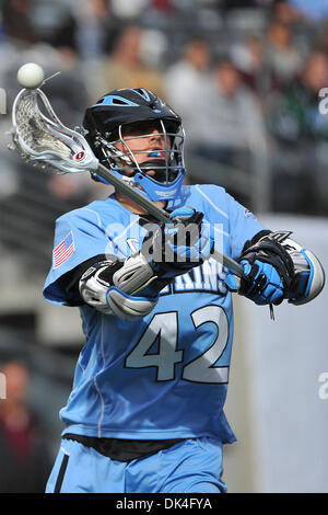 3 avril 2011 - East Rutherford, New Jersey, États-Unis - John Hopkins Blue Jays attackman KYLE WHARTON (42) en action au cours de la grande ville de Konica Minolta Classic à la New Meadowlands Stadium. (Crédit Image : © Brooks von Arx/global/ZUMAPRESS.com) Southcreek Banque D'Images