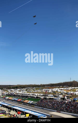 3 avril 2011 - Martinsville, Virginia, United States of America - Deux F18s flyover Martinsville au début de la course. Kevin Harvick remporte le 62e événement annuel avec un fin deux genoux droit au fil de Dale Earnhardt Jr. (Image Crédit : © Jim Dedmon/ZUMAPRESS.com) Southcreek/mondial Banque D'Images