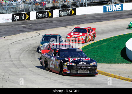 3 avril 2011 - Martinsville, Virginia, United States of America - Kevin Harvick gagne le 62e événement annuel avec un fin deux genoux droit au fil de Dale Earnhardt Jr. (Image Crédit : © Jim Dedmon/ZUMAPRESS.com) Southcreek/mondial Banque D'Images