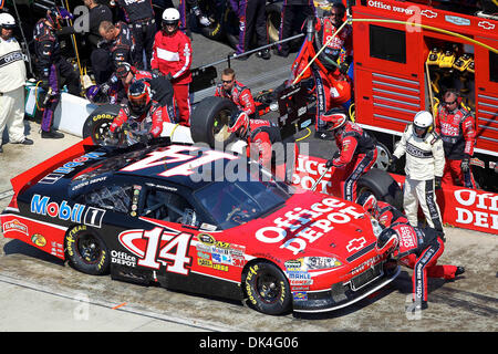 3 avril 2011 - Martinsville, Virginia, United States of America - pilote Coupe Sprint Tony Stewart (14) dans les fosses. Kevin Harvick remporte le 62e événement annuel avec un fin deux genoux droit au fil de Dale Earnhardt Jr. (Image Crédit : © Jim Dedmon/ZUMAPRESS.com) Southcreek/mondial Banque D'Images