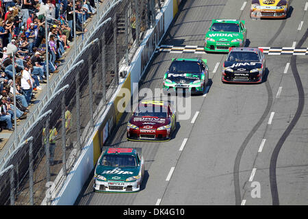 3 avril 2011 - Martinsville, Virginia, United States of America - ''Jr. Nation'' cheers que le # 88 tire dans l'avance sur Gordon. Kevin Harvick remporte le 62e événement annuel avec un fin deux genoux droit au fil de Dale Earnhardt Jr. (Image Crédit : © Jim Dedmon/ZUMAPRESS.com) Southcreek/mondial Banque D'Images