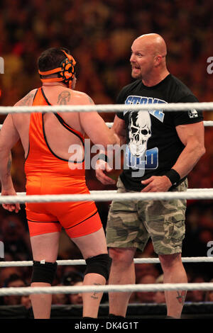 Apr 03, 2011 - Atlanta, Géorgie, États-Unis - Steve Austin arbitre explique les règles à Michael Cole avant le match contre JERRY LAWLER. WrestleMania 27 WrestleMania annuel un pay-per-view de catch de la World Wrestling Entertainment (WWE), au Georgia Dome d'Atlanta, en Géorgie. (Crédit Image : © Matt Roberts/ZUMAPRESS.com) Banque D'Images