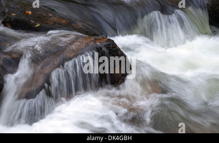 L'eau qui coule sur les rochers en cascade Banque D'Images