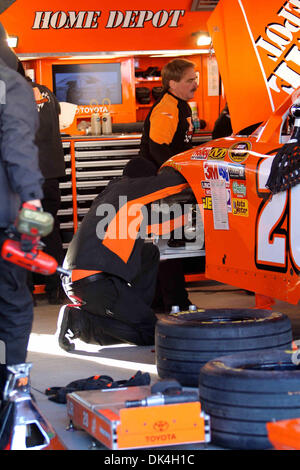 3 avril 2011 - Martinsville, Virginia, United States of America - Pre race préparations dans le garage avant le départ de la course. Kevin Harvick remporte le 62e événement annuel avec un fin deux genoux droit au fil de Dale Earnhardt Jr. (Image Crédit : © Jim Dedmon/ZUMAPRESS.com) Southcreek/mondial Banque D'Images