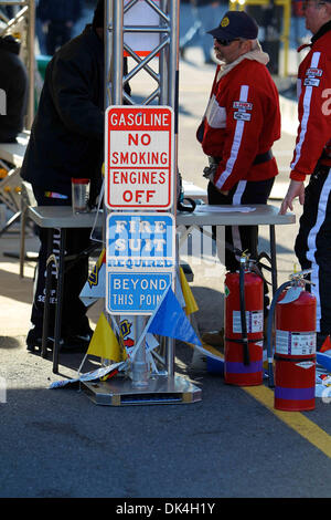 3 avril 2011 - Martinsville, Virginia, United States of America - les équipes d'incendie attendre que le carburant est distribué aux équipes de course. Kevin Harvick remporte le 62e événement annuel avec un fin deux genoux droit au fil de Dale Earnhardt Jr. (Image Crédit : © Jim Dedmon/ZUMAPRESS.com) Southcreek/mondial Banque D'Images