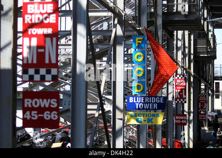 3 avril 2011 - Martinsville, Virginia, United States of America - Whats sous les peuplements à Martinsville Motor Speedway. Kevin Harvick remporte le 62e événement annuel avec un fin deux genoux droit au fil de Dale Earnhardt Jr. (Image Crédit : © Jim Dedmon/ZUMAPRESS.com) Southcreek/mondial Banque D'Images